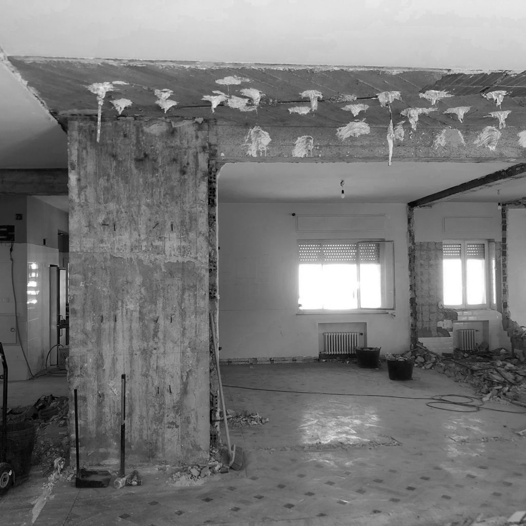 Demolición interior con estructura de hormigón vista